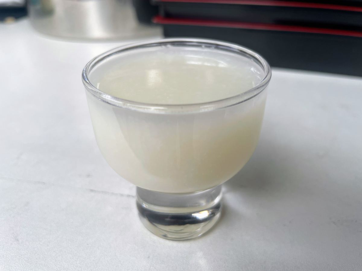 生のどぶろくが入ったグラス