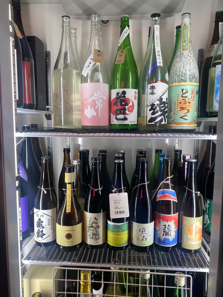 ぽんしゅビルヂングのショーケースの日本酒