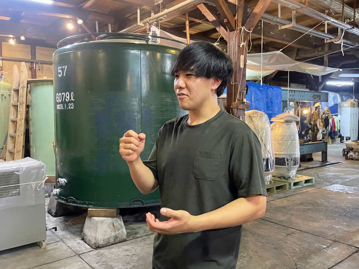 説明をしている男性