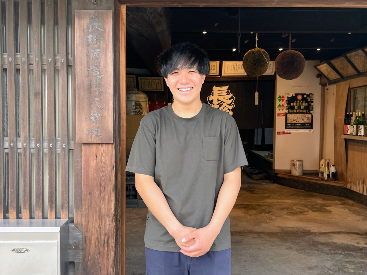 笑う男性