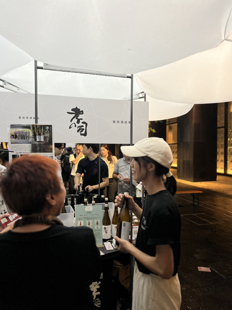 イベントに訪れた人と話す蔵人