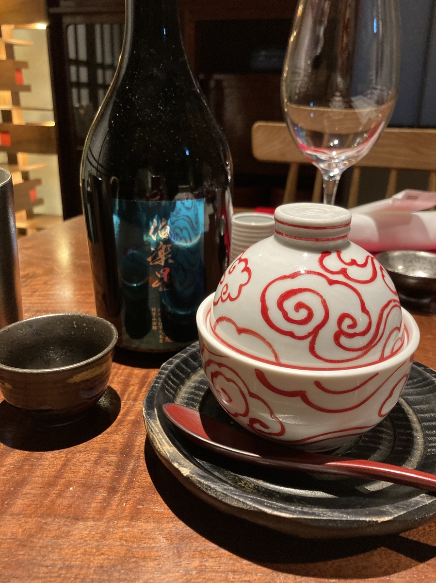 蓋つきのお椀と日本酒の瓶とお猪口