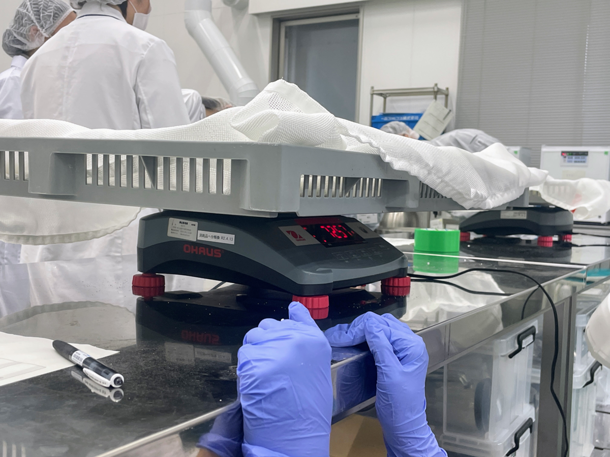 酒米を計量しながら水分量を調整