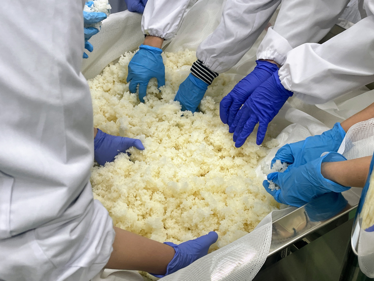 米をほぐして冷ます様子