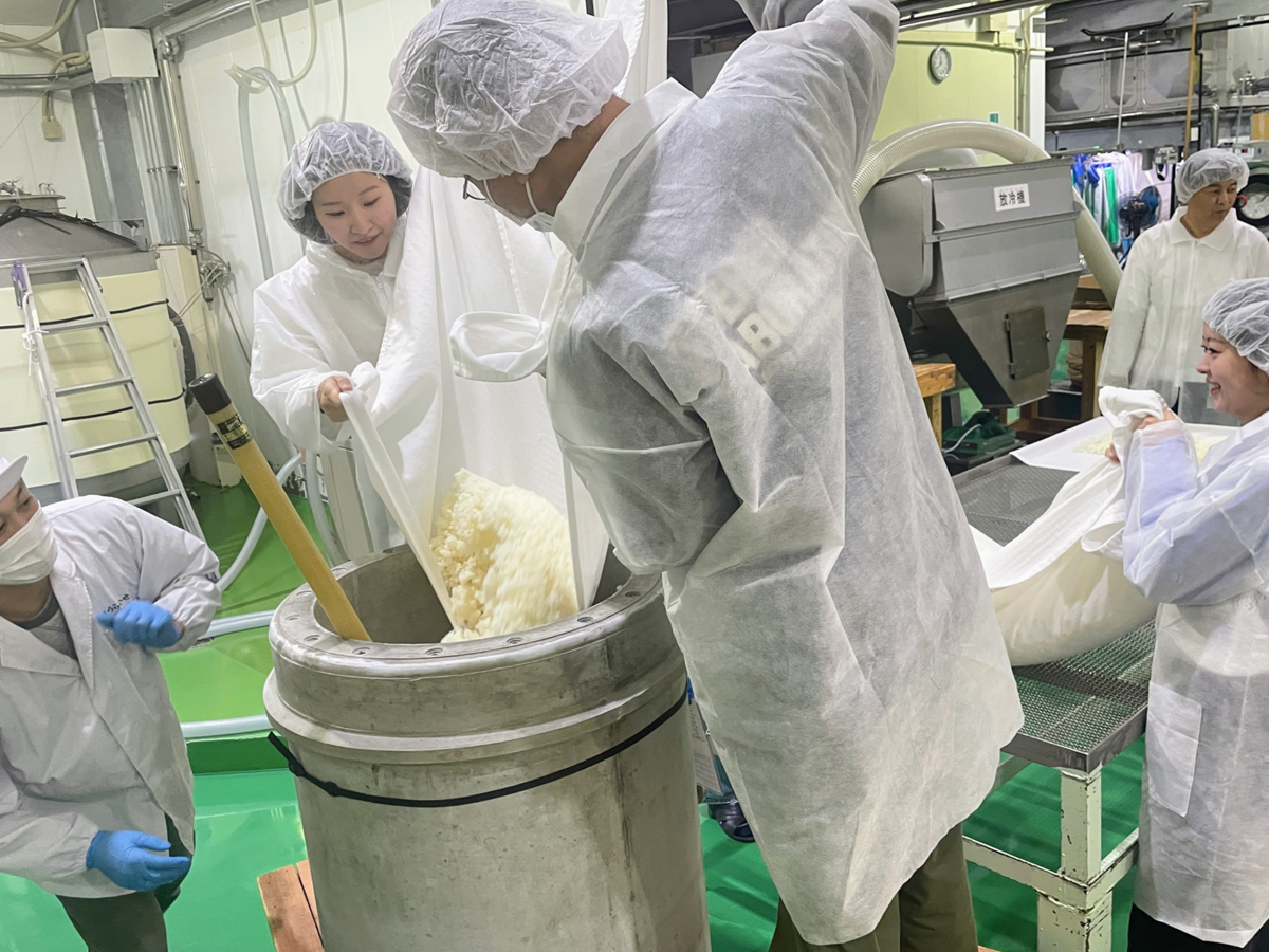 コンクリートバレルに酒米を投入