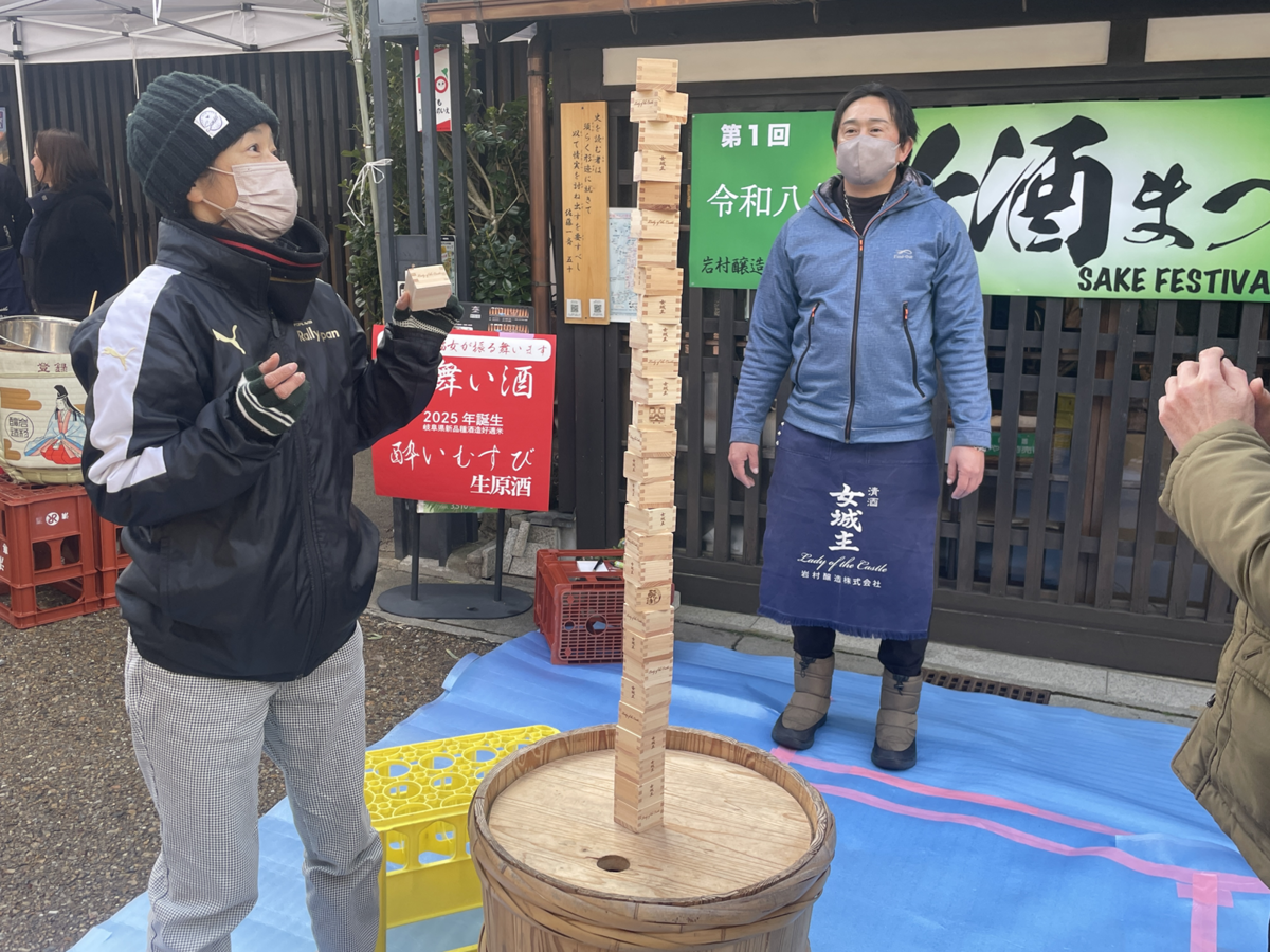 枡積みチャレンジをする女性