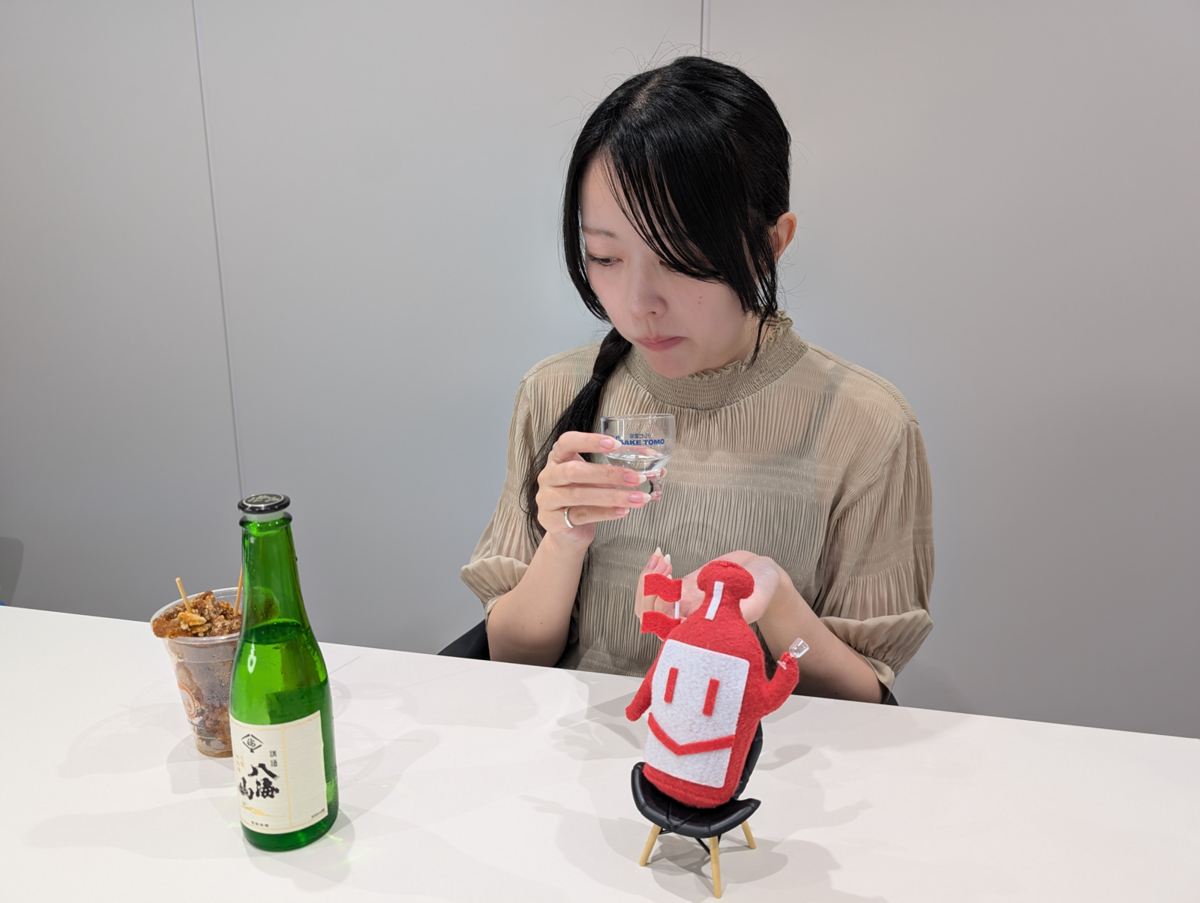 八海山 普通酒を飲む女性