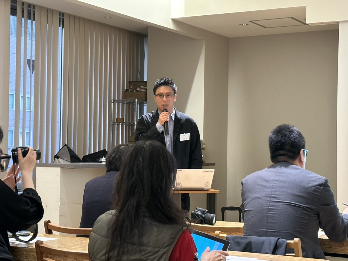 説明をする男性