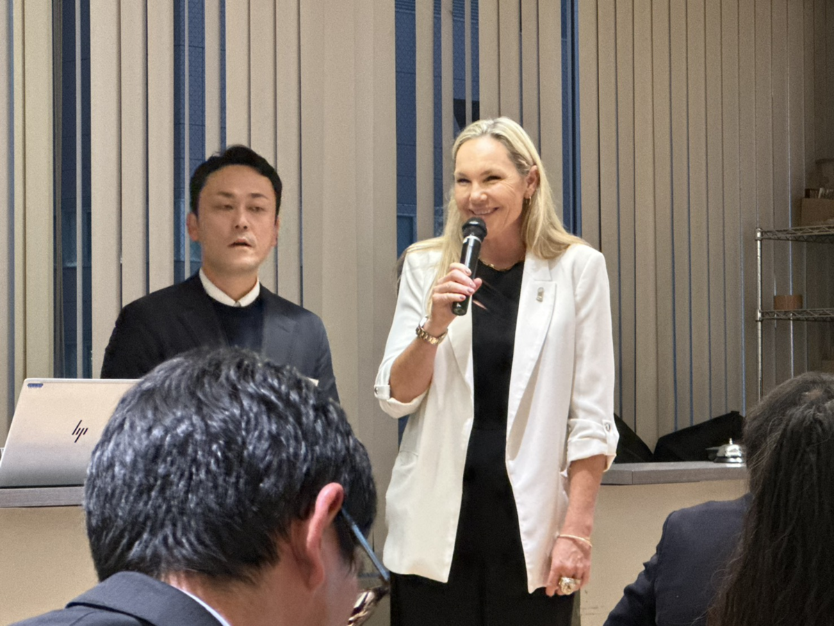 登壇する外国人女性