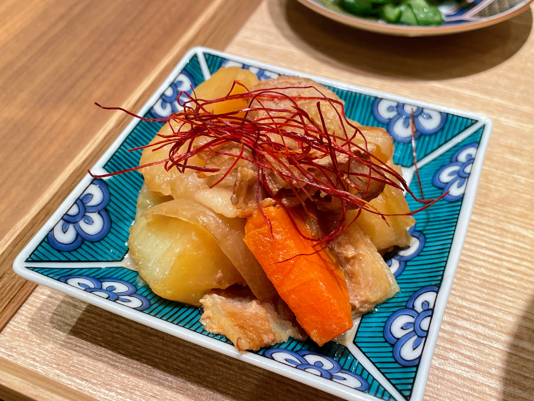 九谷焼の皿に盛られた肉じゃが