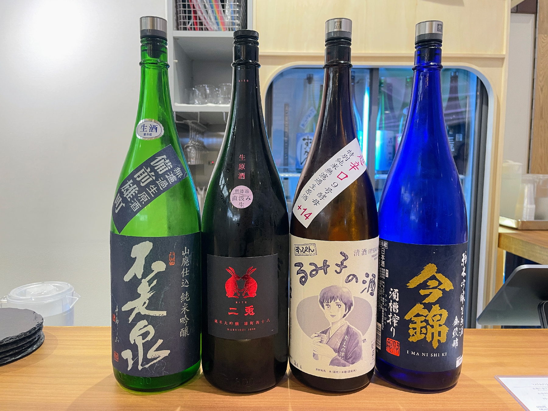 日本酒の瓶が4本並んでいる