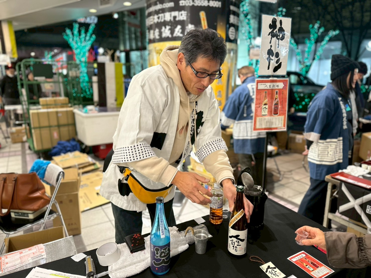 日本酒の説明をする男性