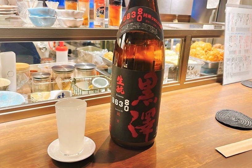 日本酒の瓶とグラス