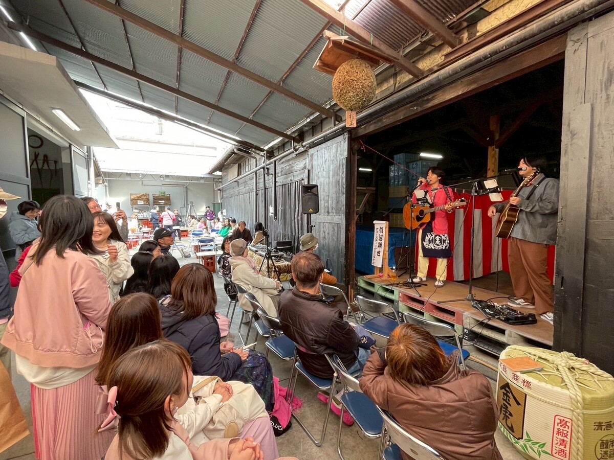 ステージで演奏する人と観客