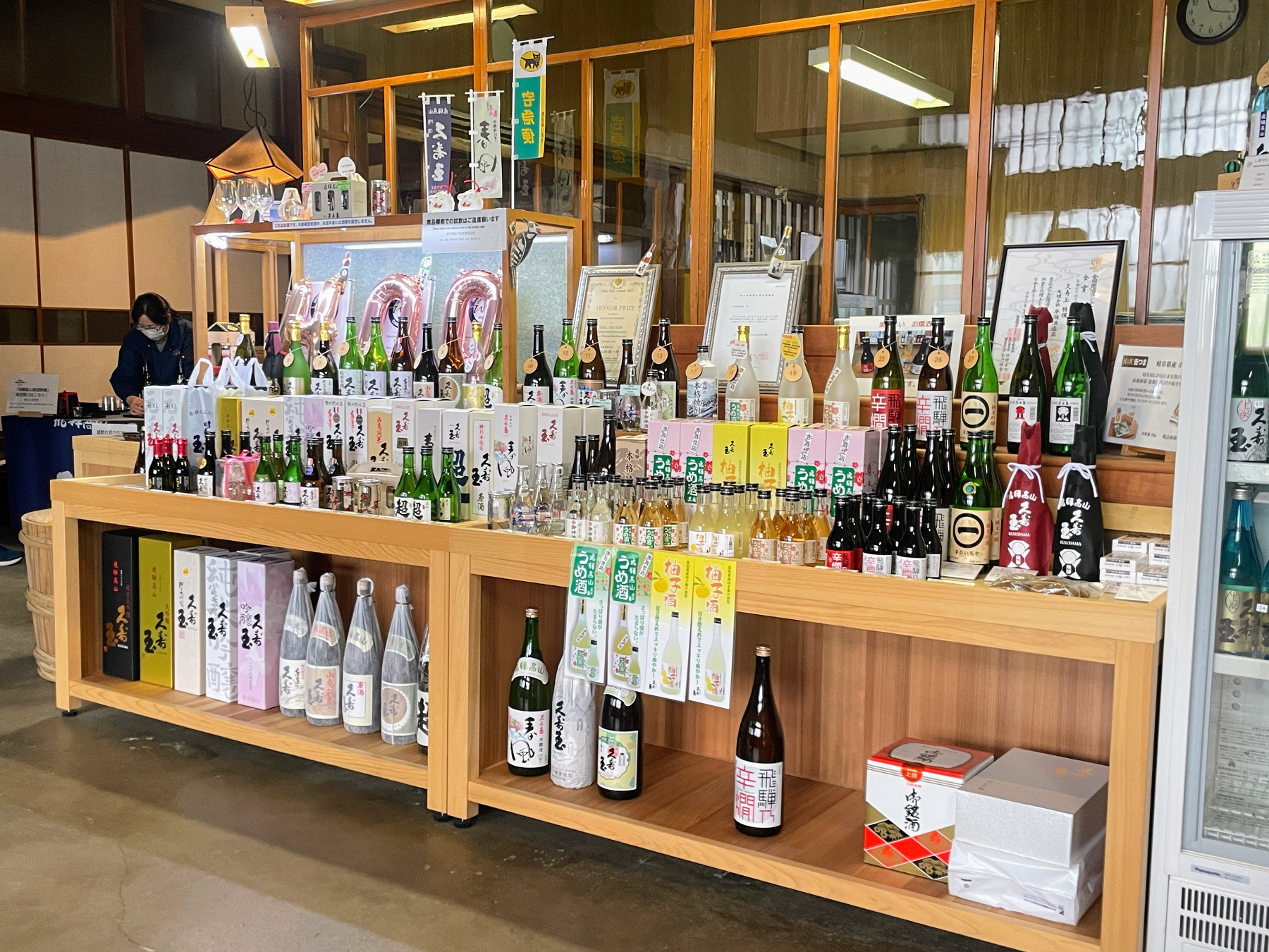 店頭にずらりと並んだたくさんの日本酒の瓶