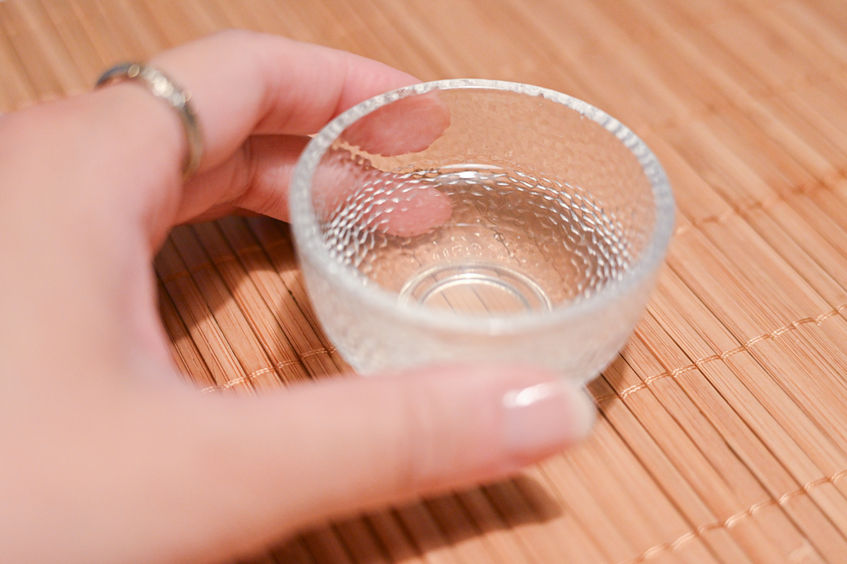 ダイソー　グラス（日本酒、約55ml）の模様