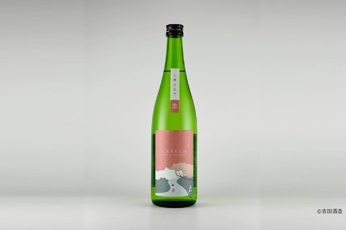 ピンクのラベルの緑色日本酒ボトル
