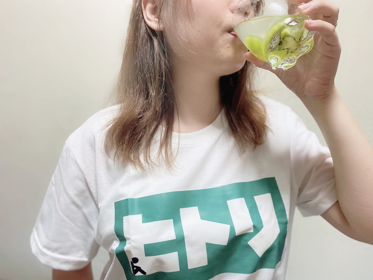 キウイが入った日本酒を飲む女性