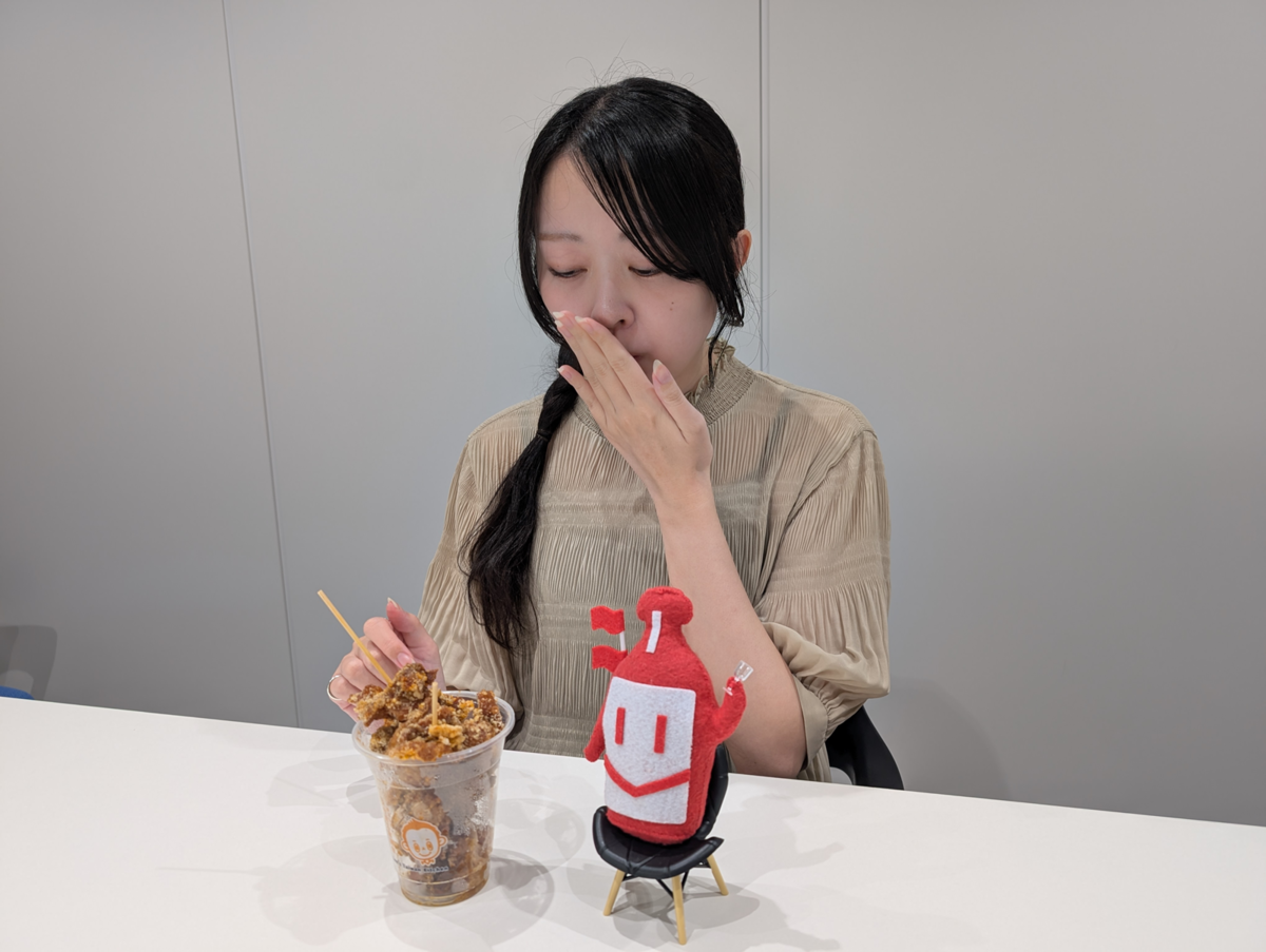台湾唐揚げを食べる女性