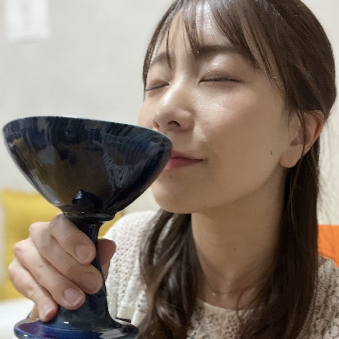 日本酒を飲む長江麻美