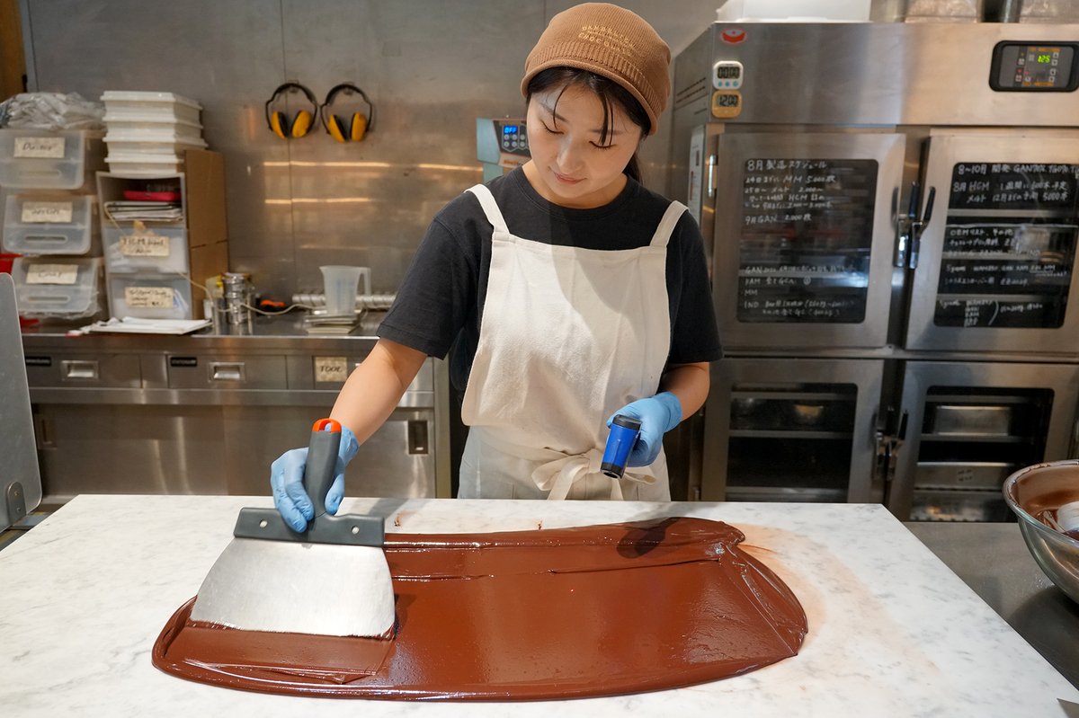 ダンデライオン・チョコレートでチョコレートを作る様子
