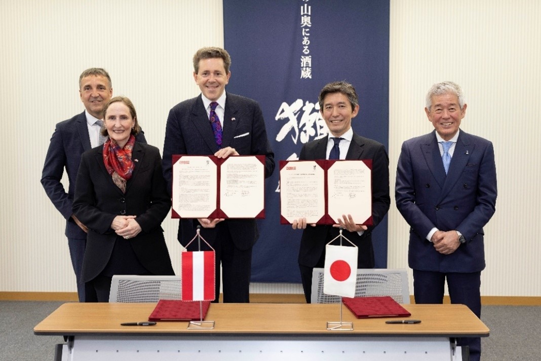 記念撮影する様子