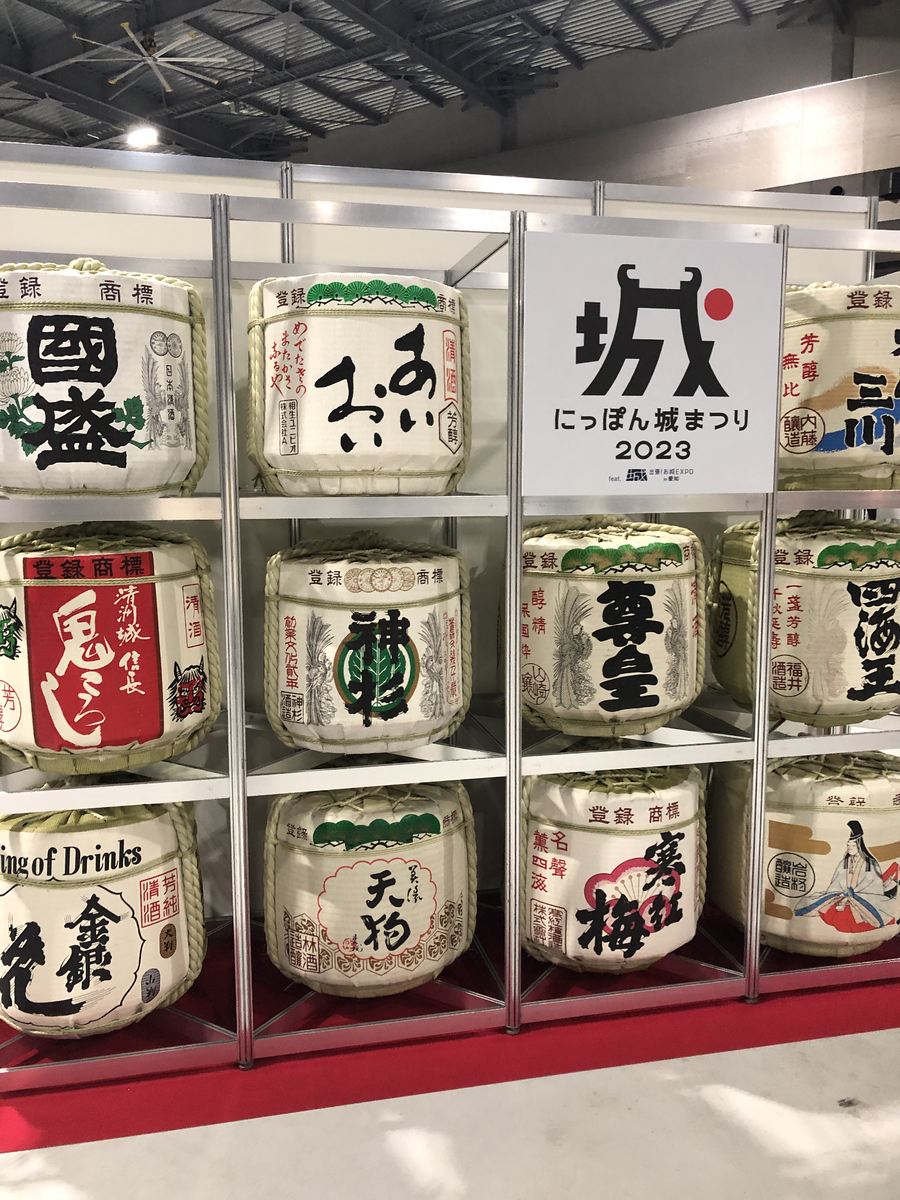 日本酒の樽が並ぶ様子