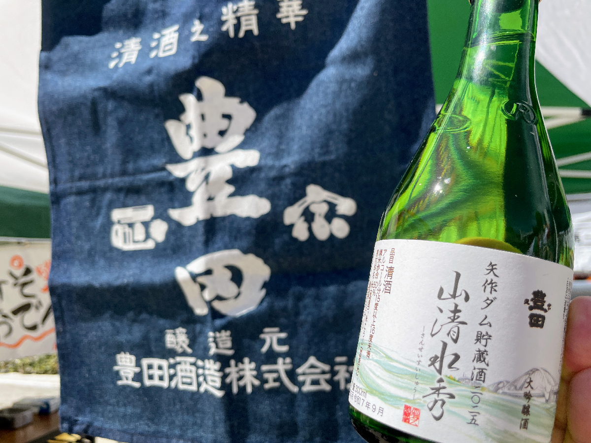 日本酒の瓶と酒蔵名が書かれた旗