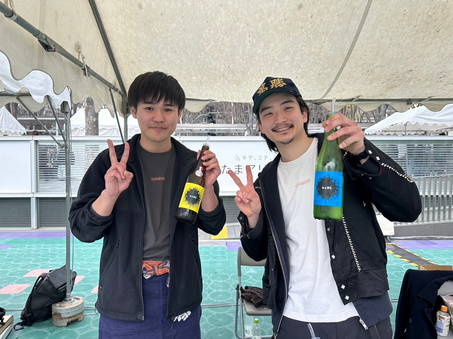 日本酒の瓶を持つ男性