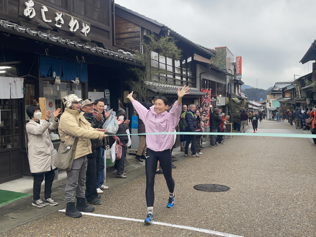 マラソンを1位でゴールする女性