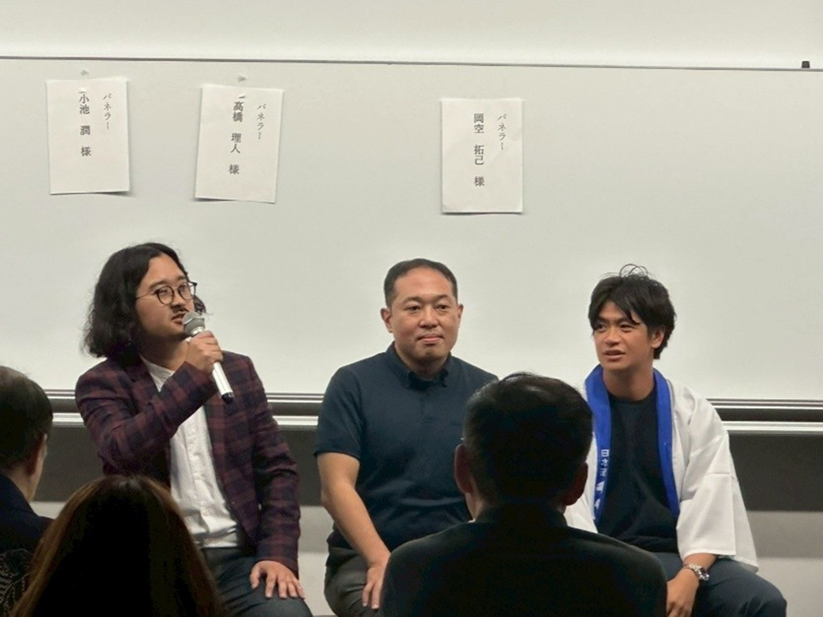 登壇する男性