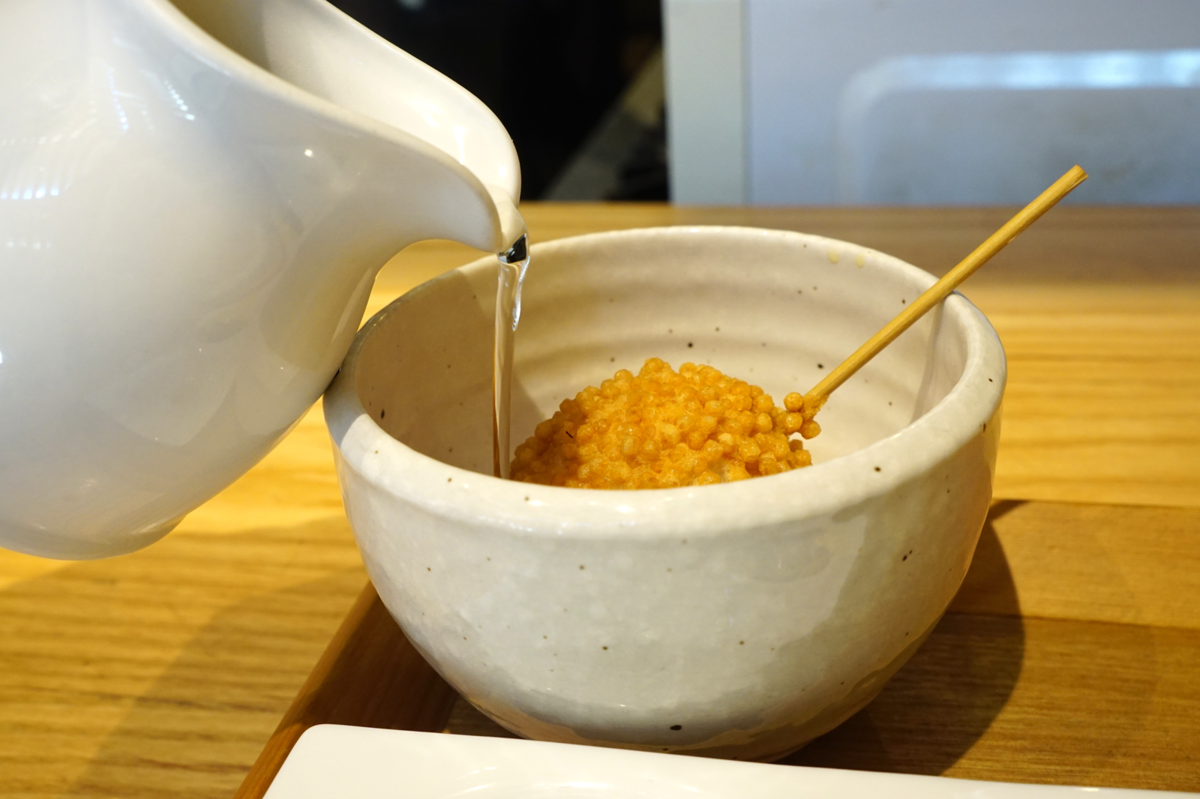 あられ揚げ茶漬けに出汁を注いでいるところ