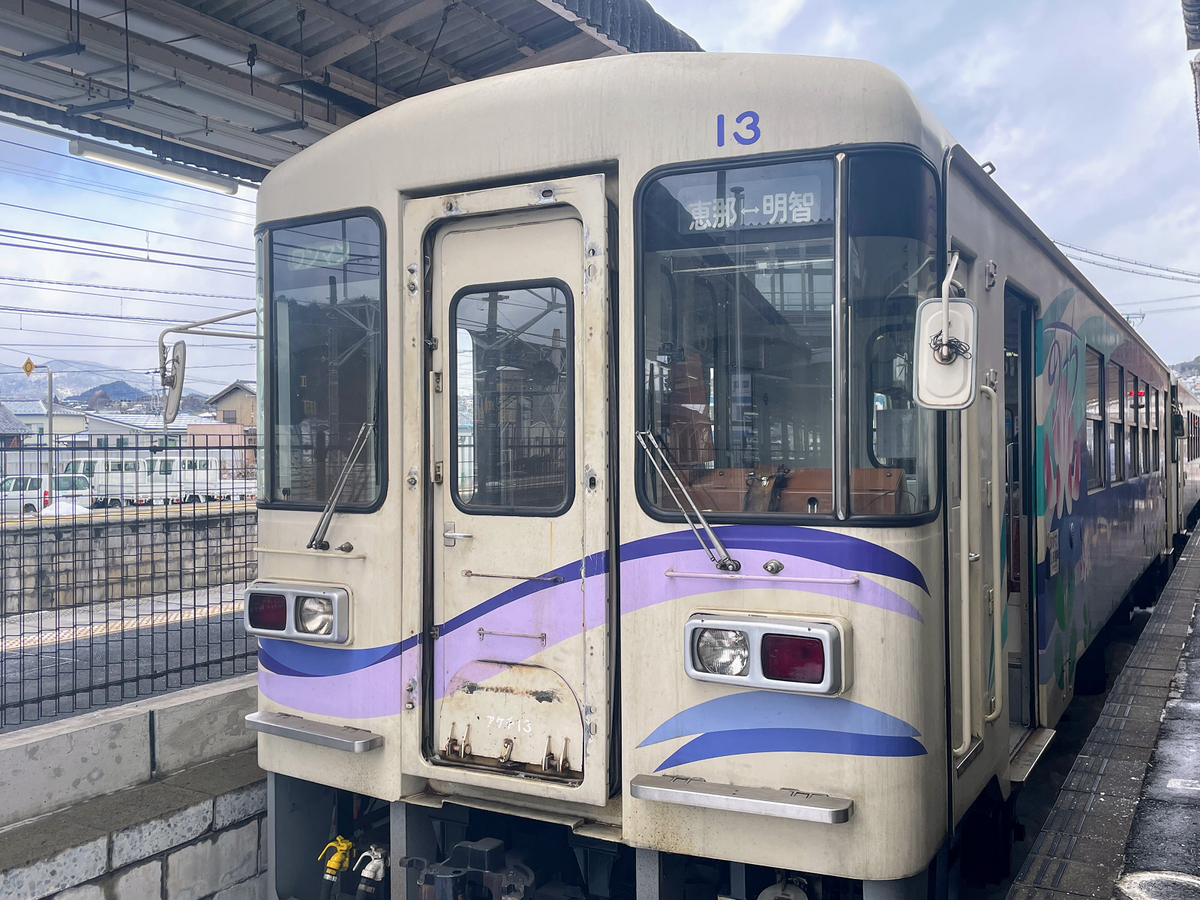 ホームに停車する電車