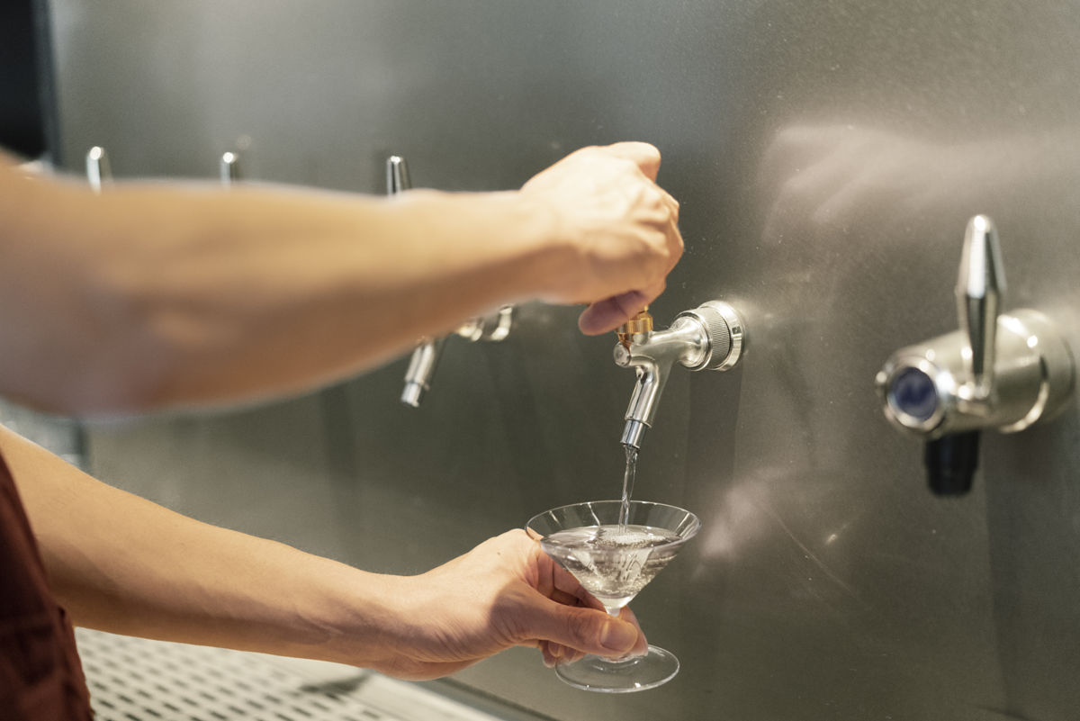 グラスに酒を注ぐ手元