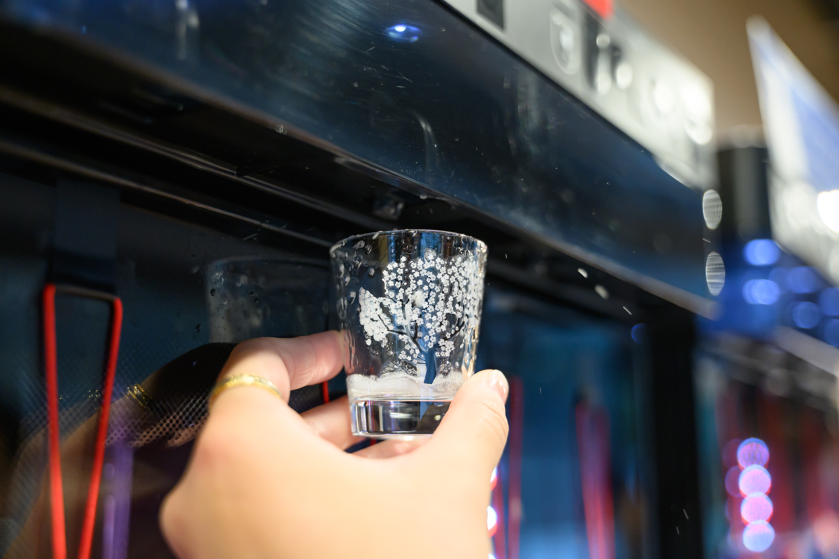 日本酒を注ぐ手元