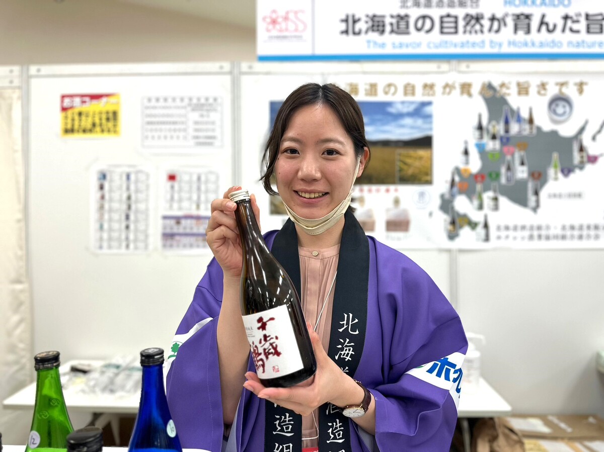 日本酒を手に持つ女性