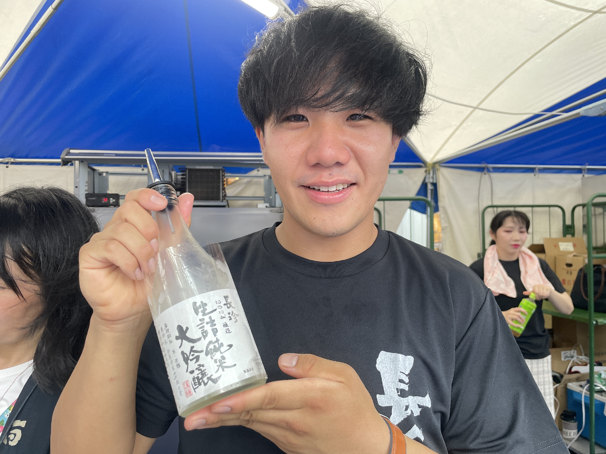 日本酒の瓶を手に持つ男性