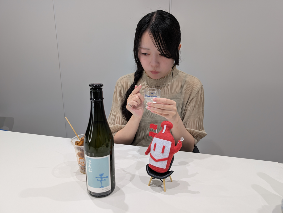 津島屋外伝 特別純米酒 Sudwind Perlwein 2026を飲む女性