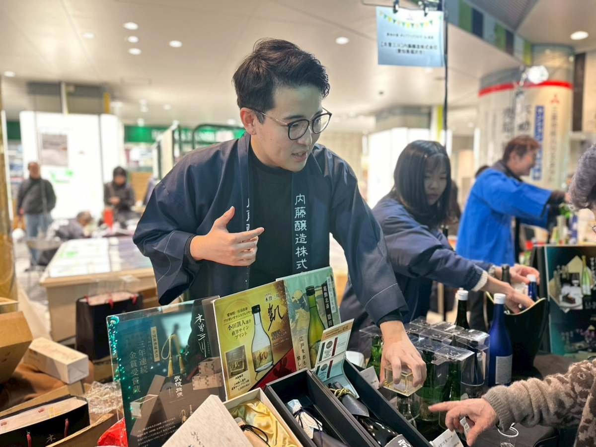 ハッピを着て接客する男性