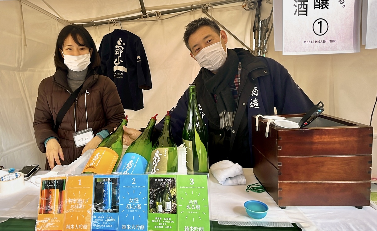 日本酒を売る男性と女性