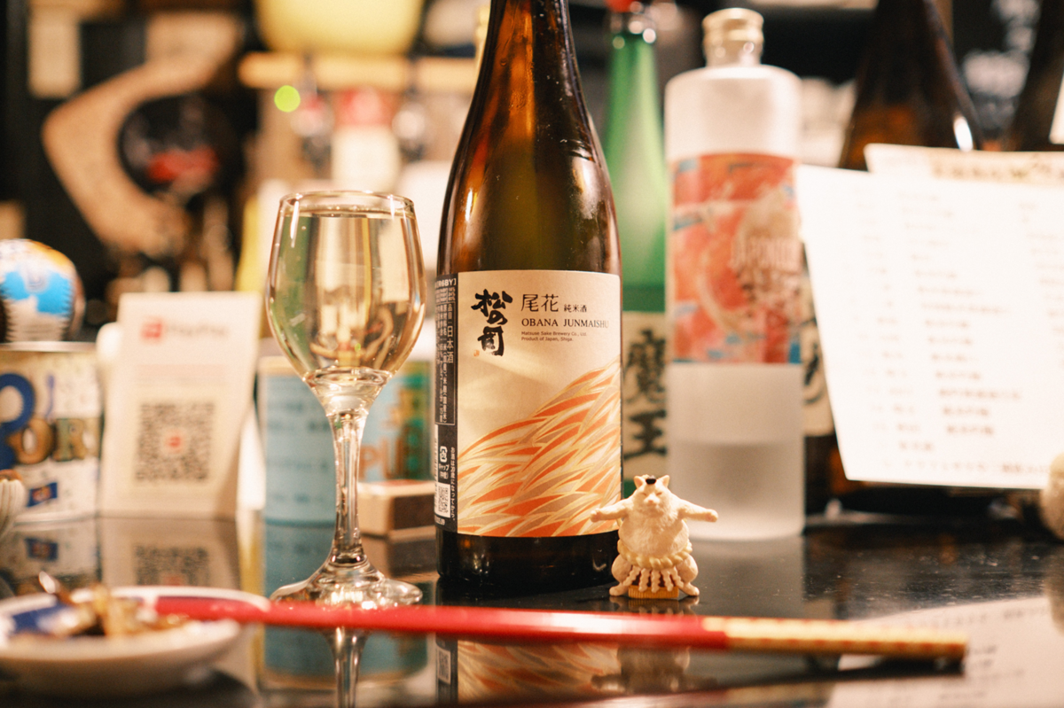 日本酒（松の司）の瓶とグラスとお相撲猫