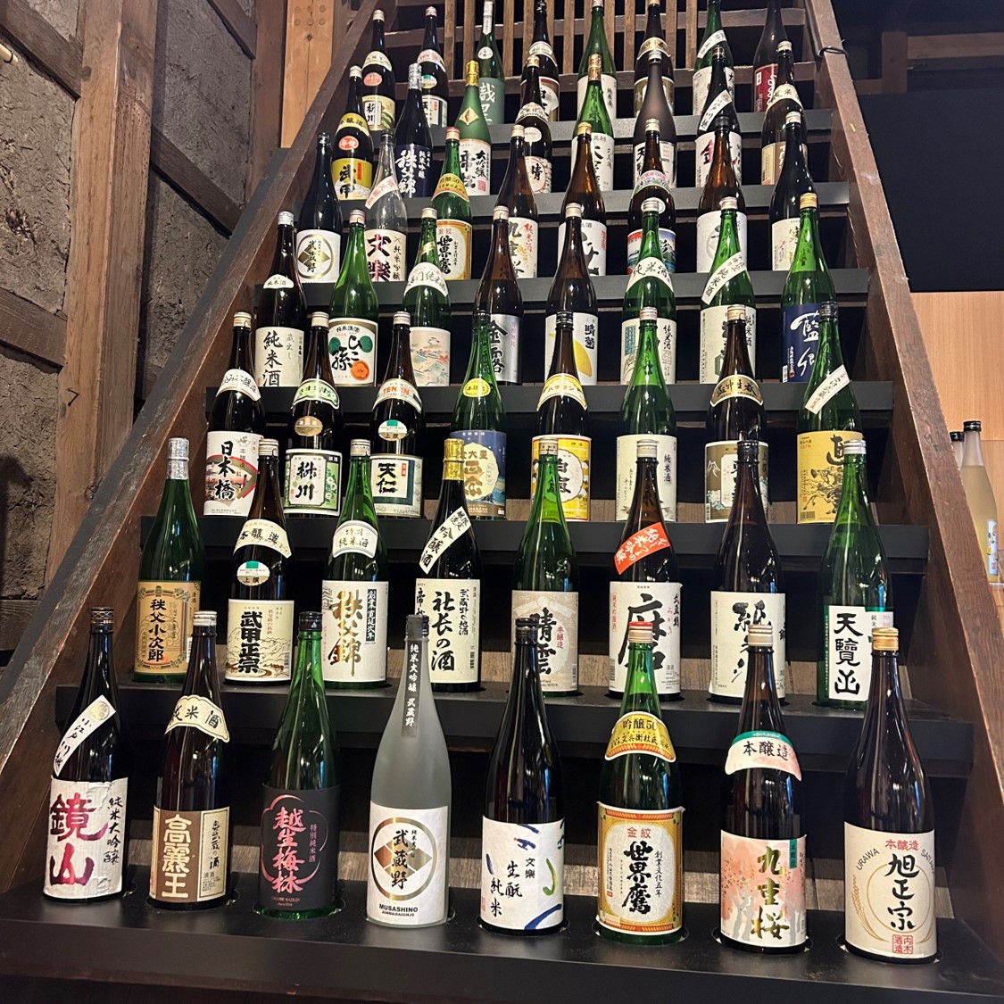 階段に瓶が並んだ様子