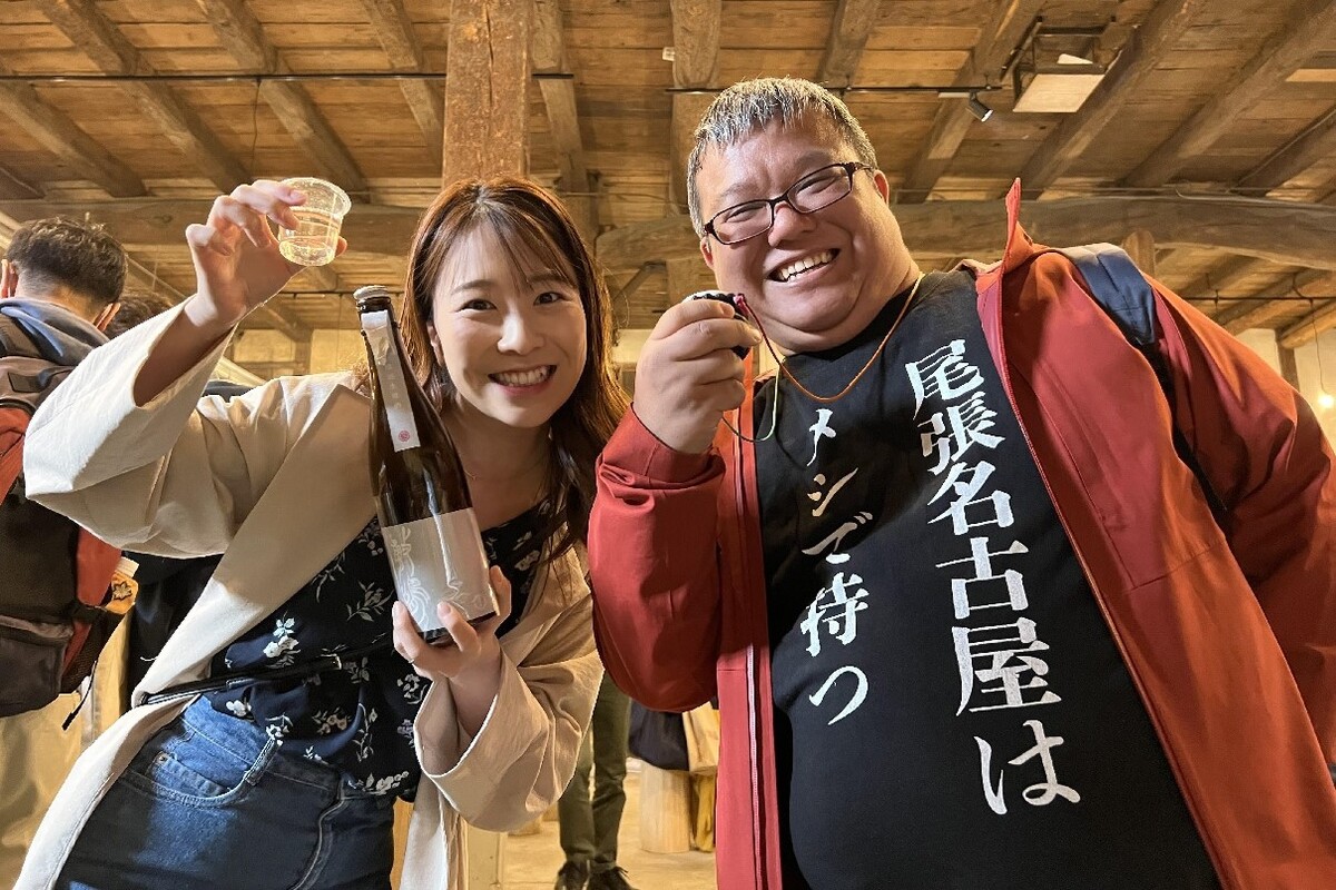 日本酒を手に持つ女性と男性