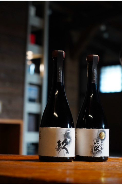 酒瓶が2本並んだ様子