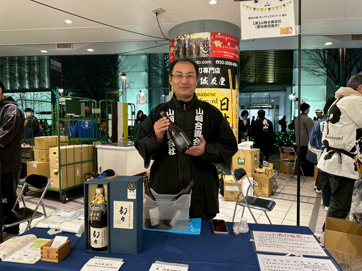 日本酒の瓶を持つ男性