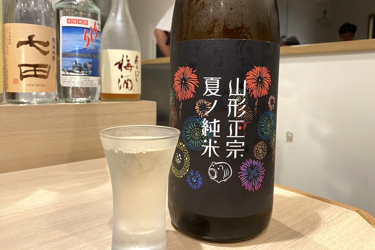 日本酒の瓶とグラス