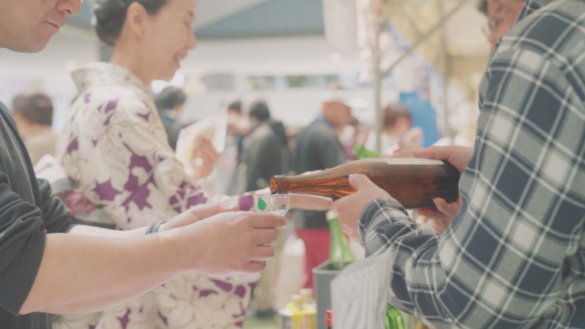 日本酒を注ぐ手元