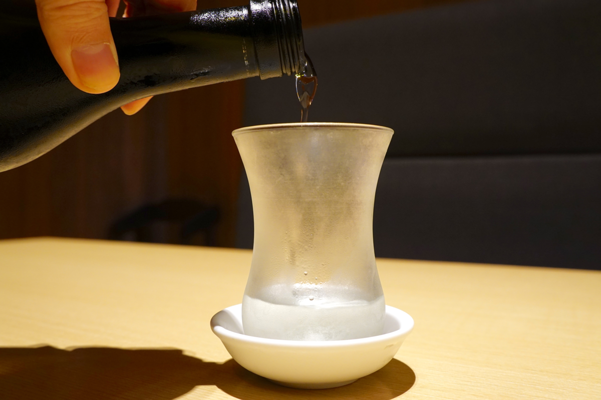 日本酒を注いでいるところ