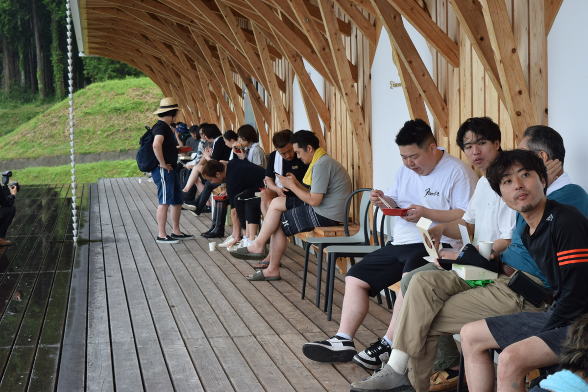 食事をする様子