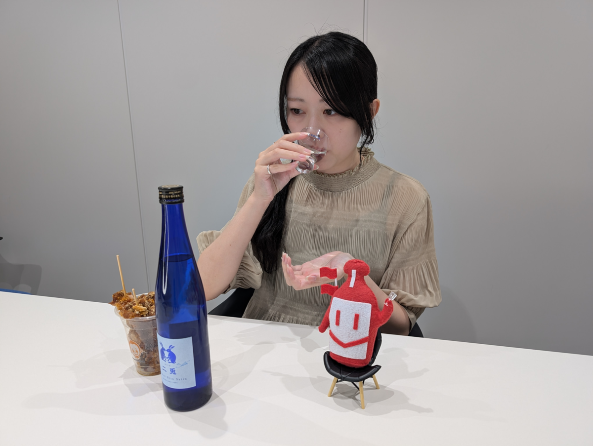 純米 二兎 サテンを飲む女性